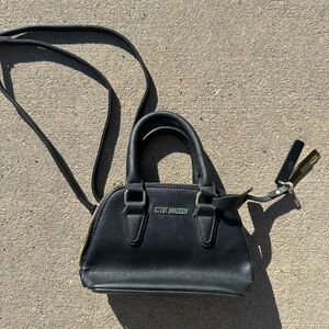 Steve Madden Black Crossbody Bag with Adjustable Strap and Minimalist Design
